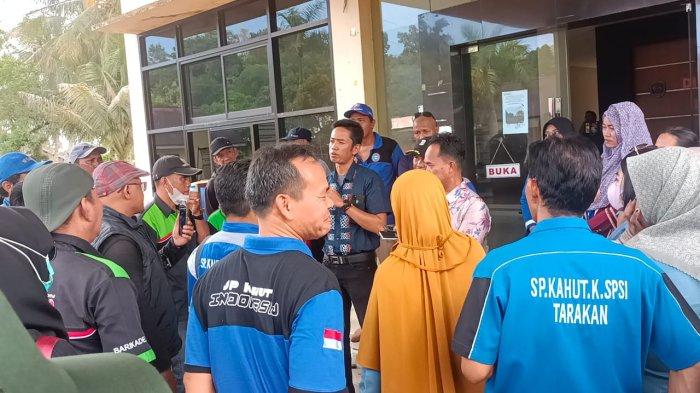 Puluhan pekerja saat mengawal kegiatan pertemuan Depeko Tarakan di Kantor Dinas Perindustrian dan Tenaga Kerja Kota Tarakan, Selasa (29/11/2022).