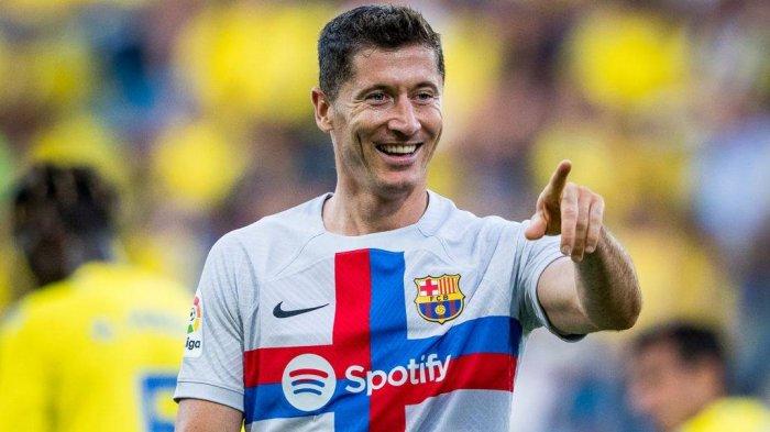 Penyerang Barcelona Robert Lewandowski memuncaki daftar top skor sementara Liga Spanyol hingga pekan kelima dengan enam gol melampauai bomber Real Madrid Karim Benzema.