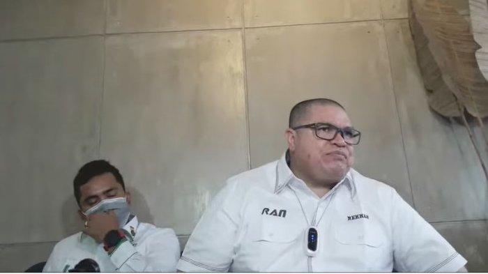 Razman Arif Nasution saat jumpa pers terkait Medina Zein pada Selasa (10/5/2022) ungkap kondisi kliennya kini tengah dirawat di rumah sakit karena bipolar sampai harus diisolasi.