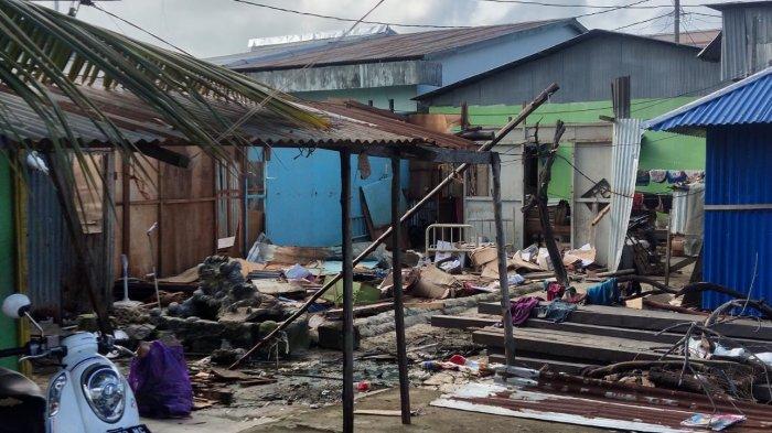 Satuan Polisi Pamong Praja (Satpol PP) Nunukan kembali melakukan penertiban bangunan liar di sekitar Pasar Yamaker, Kelurahan Nunukan Barat, Jumat (23/09/2022), pagi.