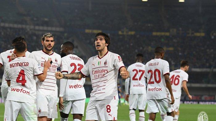 Selebrasi Sandro Tonali setelah mencetak gol kemenangan untuk AC Milan atas Hellas Verona di Liga Italia Pekan ke-10, Senin (17/10/2022). (Twitter/@acmilan)