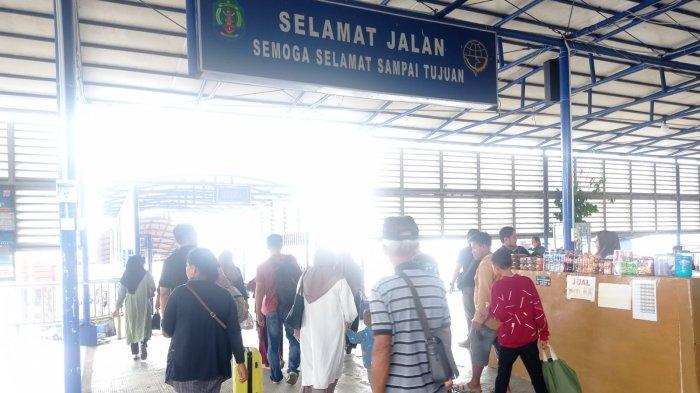 Penumpang speedboat reguler ruter Nunukan-Tarakan mulai turun ke dermaga Pelabuhan Liem Hie Djung Nunukan, belum lama ini.