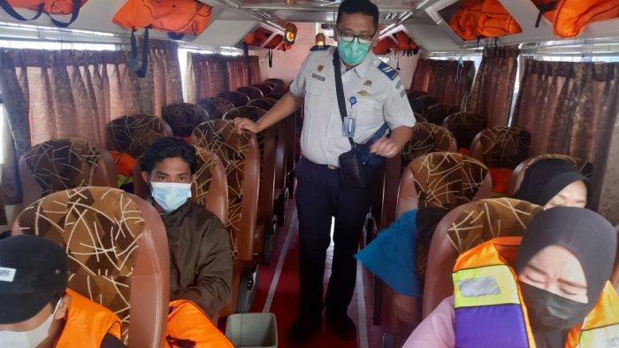 Penumpang diminta kenakan life jacket saat berlayar dari Pelabuhan Liem Hie Djung Nunukan, belum lama ini