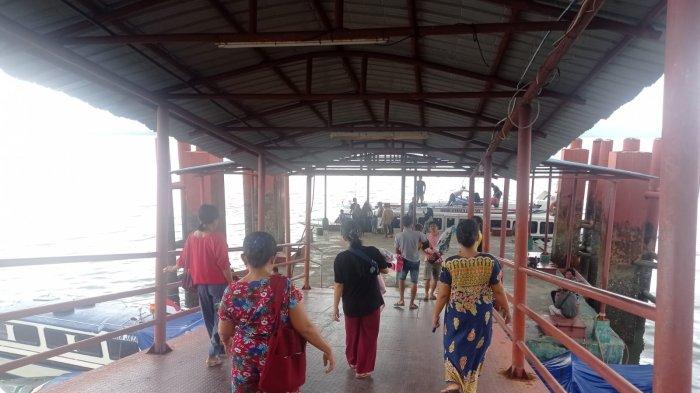 Penumpang mulai turun ke dermaga Pelabuhan Liem Hie Djung Nunukan, belum lama ini.