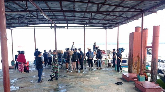 Penumpang mulai turun ke dermaga Pelabuhan Liem Hie Djung Nunukan, belum lama ini.