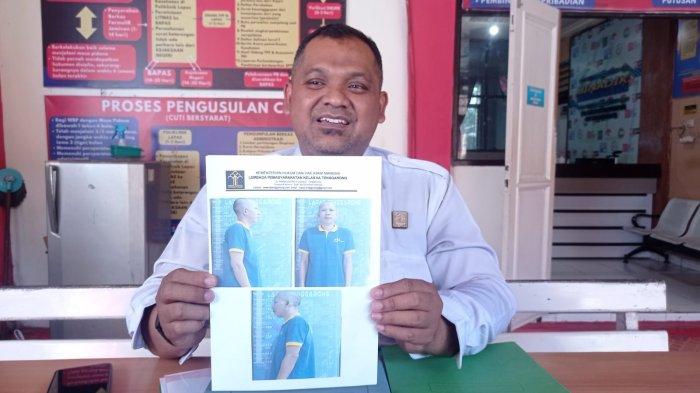 Kepala Seksi Administrasi Keamanan dan Tata Tertib Lapas Kelas IIA Tenggarong, Halif Shodiqulamin menunjukkan foto narapidana bernama Sucipto (45) yang kabur dengan kondisi tangan terborgol dan menggunakan baju khusus warga binaan pemasyarakatan (WBP).