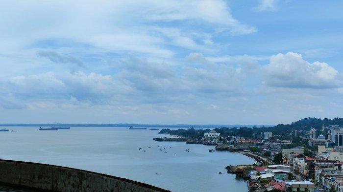 Kota Balikpapan, Kalimantan Timur memiliki view Teluk Balikpapan yang indah dengan potensi satwa air langka di dalamnya, seperti Pesut, Lumba-lumba, dan Dugong.