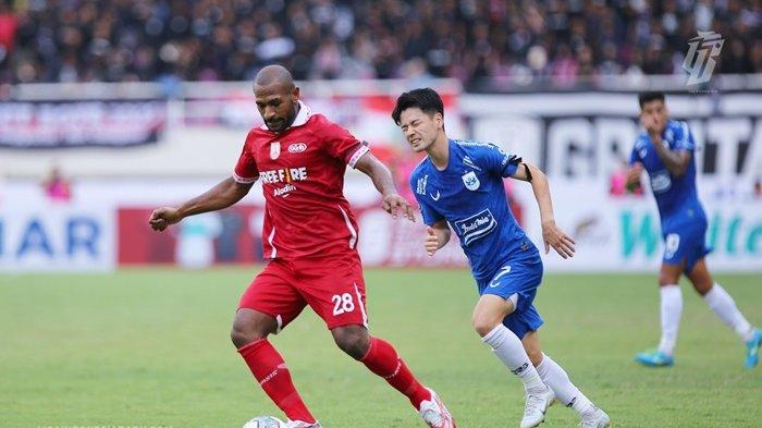 Aksi penggawa PSIS Semarang, Taisei Marukawa (biru) saat melawan Persis Solo di Liga 1 2022.