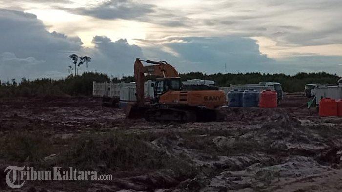 Sejumlah alat berat di area pelabuhan PT KIPI di Desa Mangkupadi, Tanjung Palas Timur, Bulungan, Kaltara (TRIBUNKALTARA.COM/MAULANA ILHAMI FAWDI)