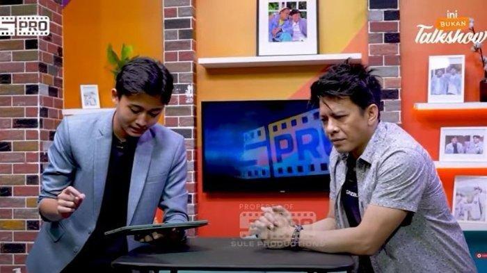 Ariel Noah saat menjawab pertanyaan Rizwan Fadilah soal hal-hal yang tidak diketahui Lukman dan David dari Ariel Noah (Tangkapan Layar YouTube Sule Production)