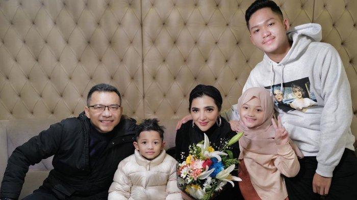 Potret keluarga Anang Hermansyah- Bikin bangga prestasi yang ditorehkan Arsy Hermansyah di ajang kompetisi bakat dunia di Amerika Serikat
