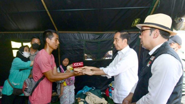 Presiden Jokowi didampingi Gubernur Jawa Barat Ridwal Kamil membagi-bagikan makanan cepet saji kepada warga pengungsi terdampak gempa di Cianjur, Jawa Barat.