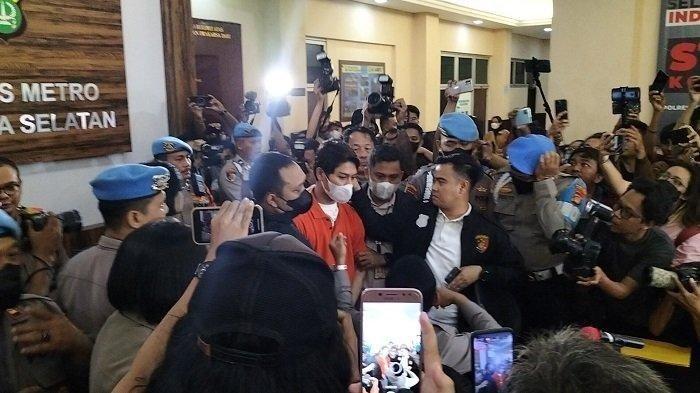 Penampakan Rizky Billar mengenakan pakaian orange usai resmi ditahan selama 20 hari ke depan di Polres Metro Jakarta Selatan.( Tribunnews/ Abdi Ryanda Shakti)