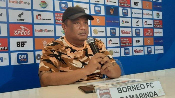 Dandri Dauri saat masih menjabat sebagai Manager Borneo FC. Kedudukannya saat ini digantikan oleh Mayor Jenderal TNI (Purn.) Rudi Yulianto.