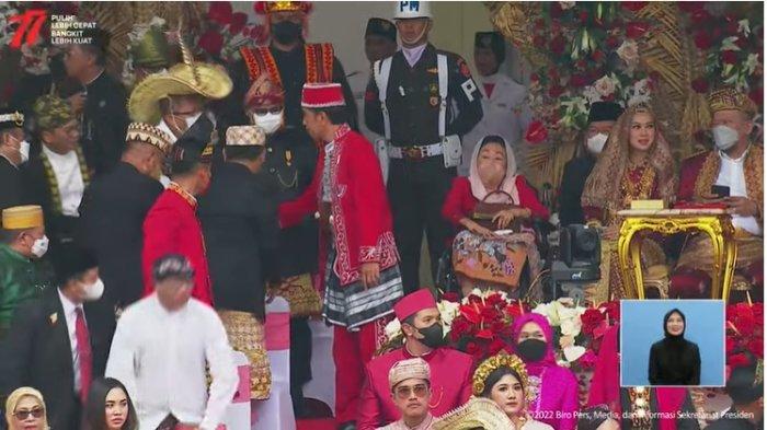 Penampakan Erina Gudono yang setia dampingi Kaesang Pangarep di detik-detik perayaan Hari Proklamsi Kemerdekaan Indonesia, tampil dengan busana dengan warna senada bikin keduanya kompak. (Tangkapan Layar YouTube Sekretarian Presiden)