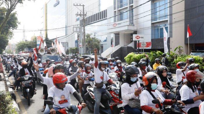 Ribuan anak muda, termasuk komunitas motor dan komunitas penyanyi jalanan se-Kota Balikpapan menggelar konvoi Safety Riding sebagai bentuk dukungan Ganjar Pranowo Presiden 2024, Rabu (10/8/2022).