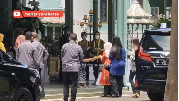 Iriana Jokowi saat tiba di Puro Mangkunegaran bersama Kahiyang Ayu dan Selvi Ananda. Ibu negara disambut Gusti Sura. (Tangkapan Layar YouTube Berita Surakarta)