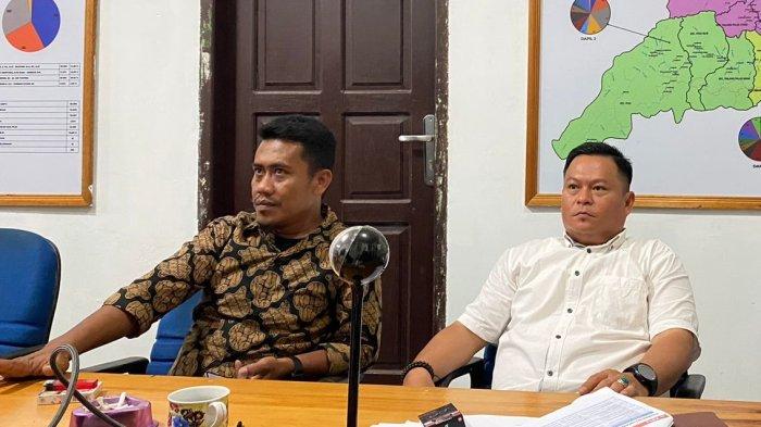 Koordinator Divisi Sumber Daya Manusia KPU Bulungan, Oche William (kanan) saat jumpa pers, di KPU Bulungan, Jalan Ulin No. 115, Tanjung Selor, Senin, (21/11/2022).