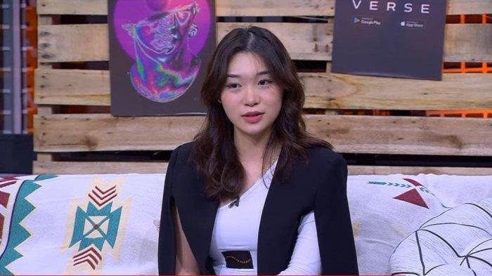 Potret Livy Renata yang mengaku keracunan setelah memakan makanan pinggir jalan (Tangkapan Layar YouTube Tonight Show)