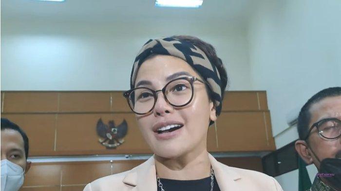 Potret Nikita Mirzani. Hari ini sang aktris akan menjalani sidang lanjutan mendengarkan tanggapan JPU atau eksepsinya (Tangkapan Layar YouTube Intens Investigasi)