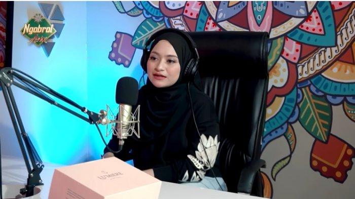 Nathalie Holscher mengakui dirinya tak kapok jadi ibu sambung. Lantaran mantan istru Sule itu menyebut dirinya sangat suka dengan anak kecil. Termasuk pada anak bungsu SUle, Ferdi, Natalie Holscher mengaku sangat rindu pada sosok si bungsu yang kerap bermanja pada dirinya. (Tangkapan Layar YouTube Asix)