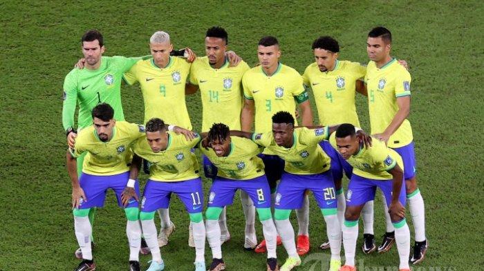 Para pemain tim Brasil berpose sebelum dimulainya pertandingan sepak bola Grup G Piala Dunia Qatar 2022 antara Brasil dan Swiss di Stadion 974 di Doha pada 28 November 2022. (Foto oleh ADRIAN DENNIS / AFP)