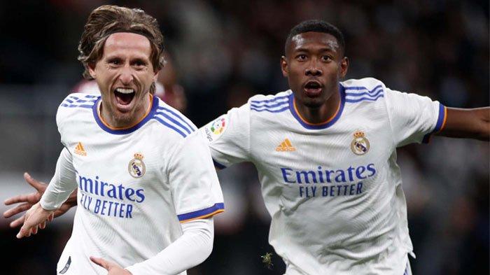Pemain Real Madrid, Luka Modric (kiri) merayakan gol yang dicetaknya ke gawang Real Sociedad dalam lanjutan Liga Spanyol.
