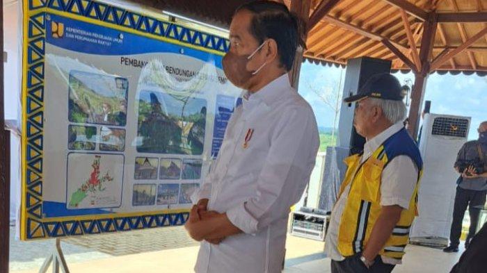 Presiden RI Joko Widodo sesaat mengunjungi Bendungan Sepaku Semoi, Kabupaten Penajam Paser Utara, Rabu (22/6/2022).
