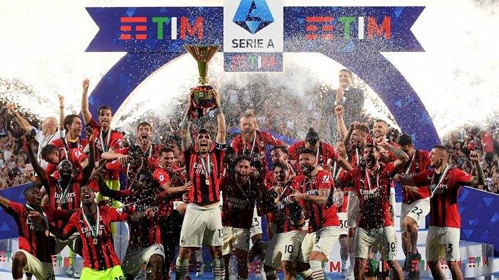 AC Milan mengangkat trofi Scudetto juara Liga Italia Serie A musim 2021/2022, Senin (23/5/22). (Instagram / @acmilan)