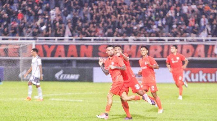 CETAK GOL - Stefano Lilipaly saat selebrasi usai mencetak gol ketiga bagi Borneo FC pada babak kedua di menit ke-63. Pertandingan Borneo FC vs Persib Bandung dimenangkan oleh Pesut Etam dengan skor 4-1.