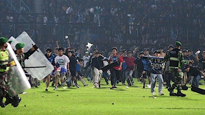 Kekalahan Arema FC dari Persebaya Surabaya di BRI Liga 1 2022 tadi malam berbuntut panjang. Terjadi kericuhan di Stadion Kanjuruhan