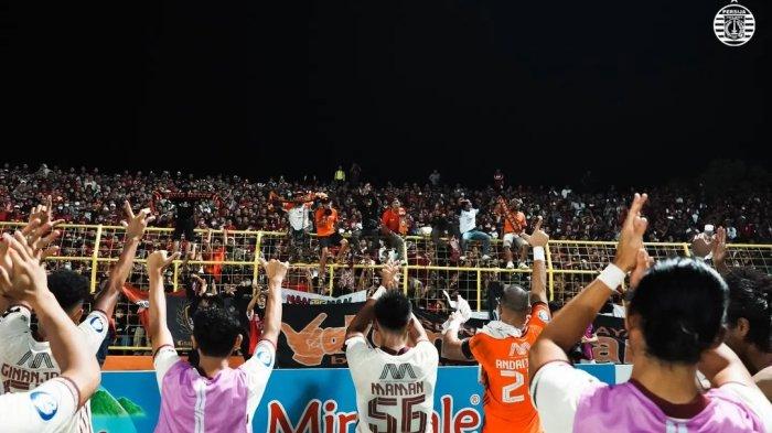 Pemain Persija Jakarta menyapa The Jakmania yang hadir di Stadion Gelora BJ Habibie. Pelatih Persija Jakarta, Thomas Doll puji atmosfer Stadion Gelora BJ Habibie Parepare usai Macan Kemayoran curi poin di kandang Juku Eja.