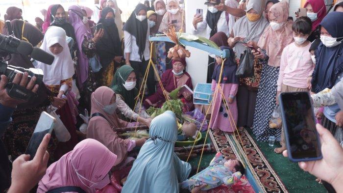 Tradisi tolak bala, warisan budaya Suku Tidung yang dilaksanakan setiap Bulan Safar atau bulan kedua dalam kalender hijriah.