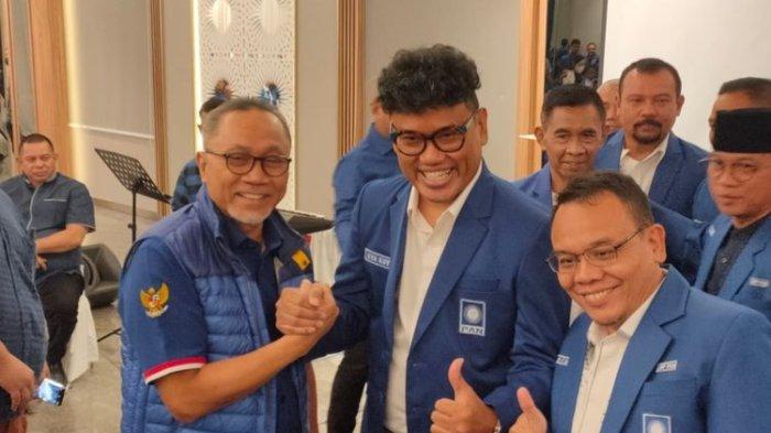 Momen Ketum PAN Zulkifli Hasan bersalaman dengan artis Uya Kuya setelah resmi menjadi kader PAN, di Kantor DPP PAN, Jakarta, Selasa (6/12/2022).