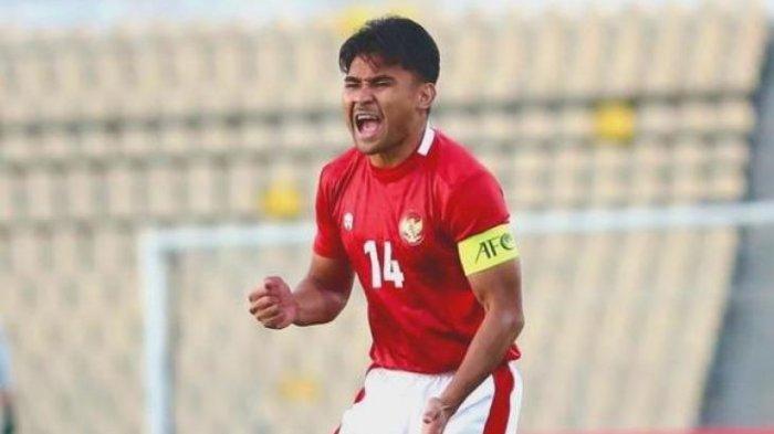 Asnawi Mangkualam saat mengenakan ban kapten Timnas Indonesia melawan Vietnam dalam Piala AFF 2020, Rabu (15/12/2021).