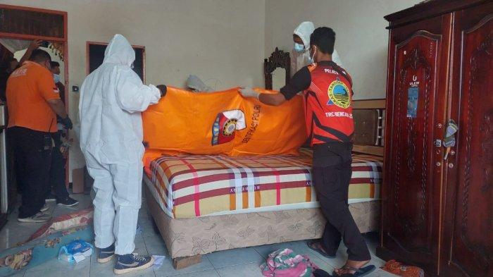 Tim Emergency Response Palangkaraya (ERP) gunakan pakaian APD saat melakukan evakuasi pada jenazah di Jalan Aries, Rabu (26/10/2022).