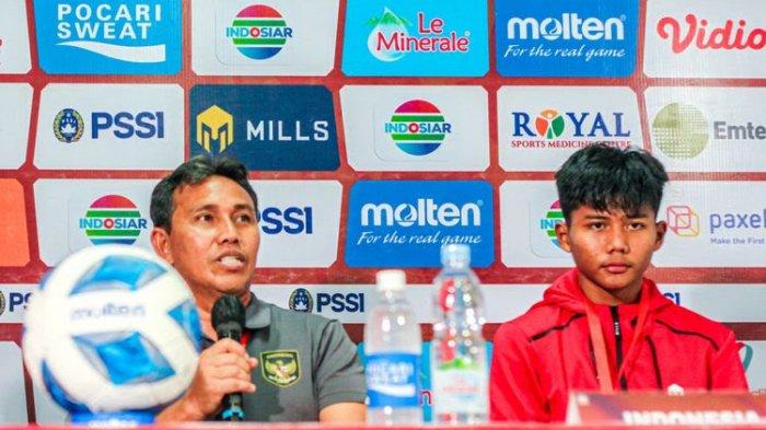 Pelatih timnas U16 Indonesia, Bima Sakti, dan pemainnya, Arkhan Kaka Putra Purwanto (kanan), menjawab pertanyaan jurnalis usai laga Indonesia vs Filipina pada ajang Piala AFF U16 2022 di Stadion Maguwoharjo, Minggu (31/7/2022) malam WIB.