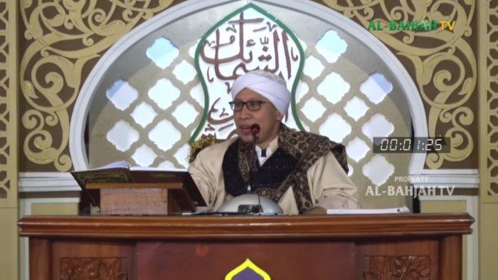 Buya Yahya saat tausiyah mengenai sholawat di Hari Jumat dan keberkahan berbeda yang diterima manusia.