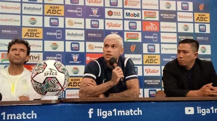 Pemain Persib Bandung, Ciro Alves (tengah), dan pelatih Luis Milla saat konferensi pers di Graha Persib, Kamis (15/9/2022). Bersama Davin da Silva, Ciro Alves cetak skor.