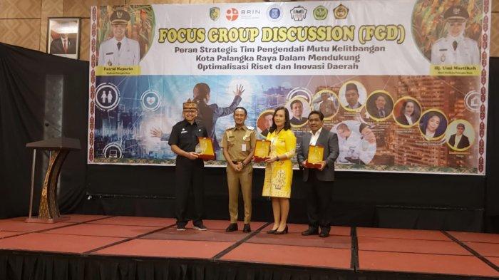 Wali Kota Palangkaraya Fairid Naparin berfoto bersama dengan para pemateri FGD bertajuk peran strategis tim pengendali mutu Kelitbangan Kota Palangkaraya, di Swiss Bell Danum Hotel, Selasa (22/11/2022) lalu.