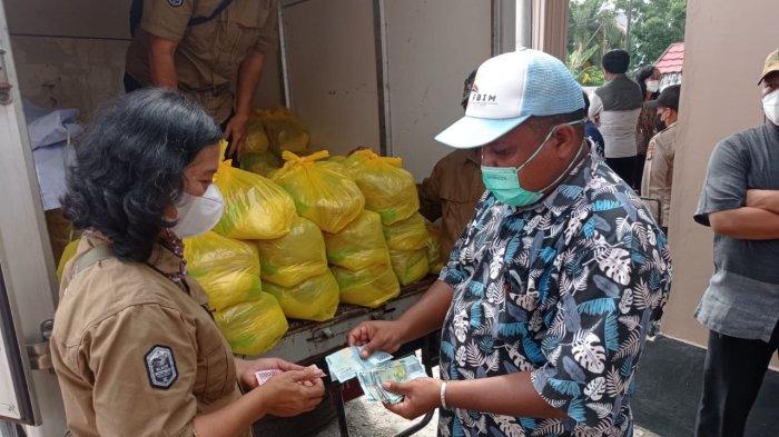 Pemerintah Kota Palangkaraya melalui dinas terkait menyalurkan sembako subsidi bagi jemaat yang akan merayakan Natal 2022.