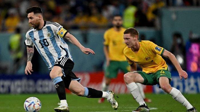 Kapten Timnas Argentina Lionel Messi (kiri) mendapat pengawalan ketat dari pemain Australia dalam laga 16 Besar Piala Dunia 2022.