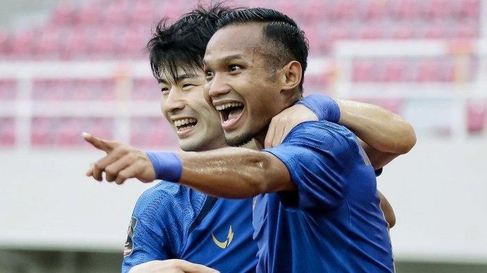 Oktafianus Fernando dan Taisei Marukawa merayakan gol PSIS Semarang ke gawang Persita Tangerang di Piala Presiden 2022, Senin (13/6/2022). Pada laga itu PSIS Semarang mampu keluar sebagai pemenang dengan skor telak 6-1 di Stadion Manahan, Surakarta, Jawa Tengah.