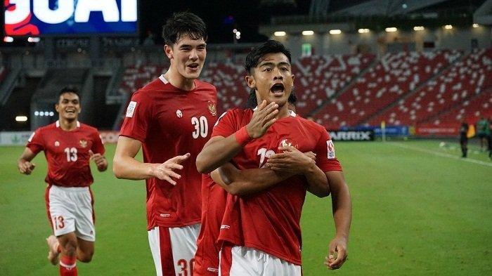 Selebrasi Pratama Arhan, Elkan Baggott dan rekannya di Timnas Indonesia seusai membobol gawang Malaysia di Piala AFF 2021
