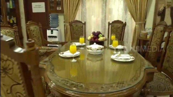 Ruang makan di Rumah Tukul Arwana