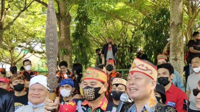 Massa Koalisi Ormas Kalteng menggelar aksi mengecam pernyataan Edy Mulyadi yang menghina Kalimantan di kawasan Tugu Soekarno, Palangkaraya, Kalteng, Senin (24/1/2022).