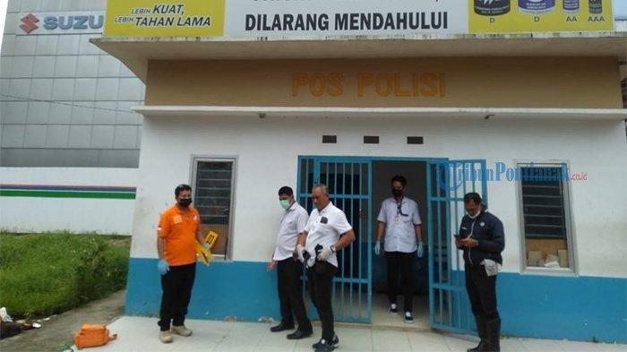 Aparat kepolisian memeriksa pos lalu lintas di Jalan Sultan Hamid, dekat jembatan Kapuas 1 Pontianak setelah adanya dugaan tembakan mengenai seorang pengendara mobil, Rabu 2 November 2022