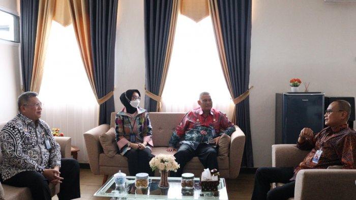 Guna meningkatkan sinergi dan kolaborasi antar instansi, Kepala Kanwil Kemenkumham Kalteng Hendra Ekaputra (dua dari kanan) dan jajaran bersilaturahmi ke Badan Pengawasan Keuangan dan Pembangunan (BPKP) Perwakilan Kalteng, Kamis (2/6/2022). Rombongan diterima Kepala BPKP Kalteng Bambang Ari Setiono (kanan) dan jajaran.