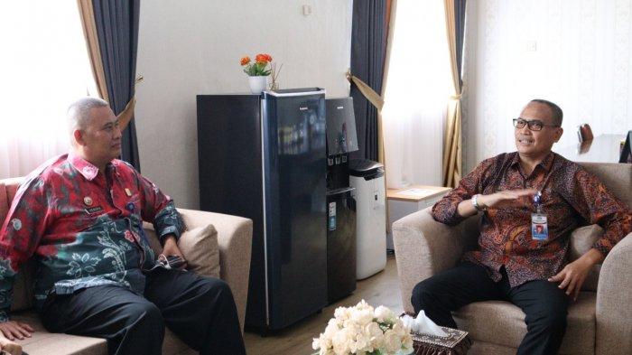 Guna meningkatkan sinergi dan kolaborasi antar instansi, Kepala Kanwil Kemenkumham Kalteng Hendra Ekaputra (kiri) dan jajaran bersilaturahmi ke Badan Pengawasan Keuangan dan Pembangunan (BPKP) Perwakilan Kalteng, Kamis (2/6/2022). Rombongan diterima Kepala BPKP Kalteng Bambang Ari Setiono (kanan) dan jajaran.