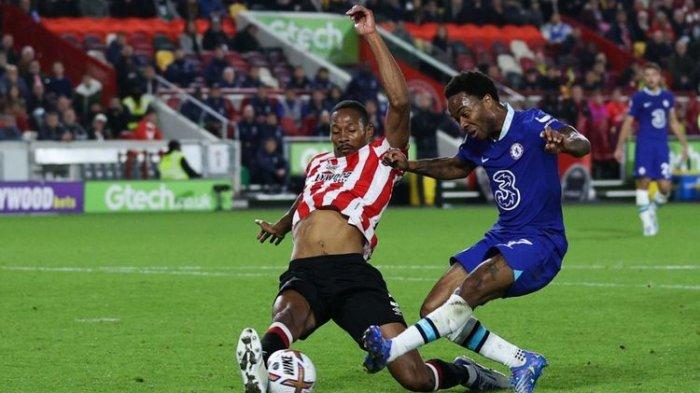 Hasil Liga Inggris, pemain Chelsea Raheem Sterling (kanan) berebut bola dengan pemain Brentford dalam laga yang berakhir imbang, Kamis (20/10/2022) dinihari.
